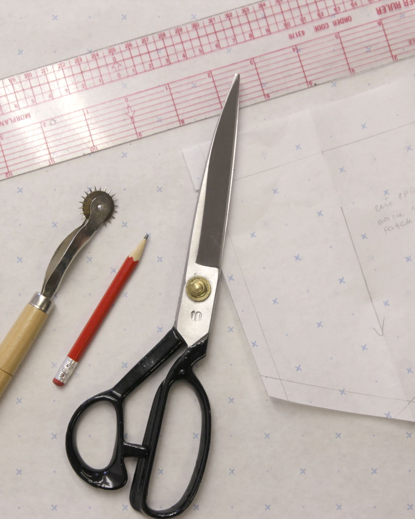 Close-up: chalk, scissors or pattern card